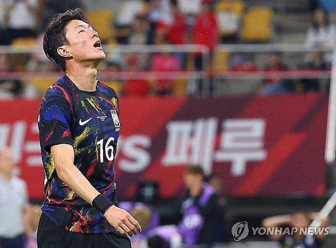 황의조 (서울=연합뉴스) 대한축구협회가 불법 촬영 혐의로 경찰 수사를 받고 있는 황의조에 대해 수사기관의 결과가 나올 때까지 국가대표로 선발하지 않기로 했다. 사진은 올해 6월 부산에서 열린 축구 국가대표팀 평가전 대한민국과 페루의 경기에서의 황의조. 2023.11.28 [연합뉴스 자료사진] photo@yna.co.kr