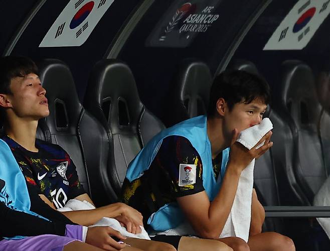 6일(현지시간) 열린 2023 아시아축구연맹(AFC) 아시안컵 4강전 한국과 요르단 경기에서 후반 교체로 물러난 박용우가 눈물을 글썽이며 경기를 바라보고 있다.(사진=연합뉴스)