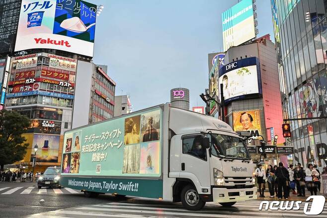 6일 일본 도쿄 시부야 스크램블 교차로에서 팝 가수 테일러 스위프트의 일본 공연을 알리는 광고 트럭이 지나가고 있다. 2024.02.06/ ⓒ AFP=뉴스1 ⓒ News1 권진영 기자