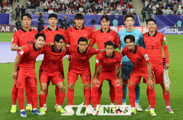 대한민국 축구대표팀 선수들이 2일(현지시간) 카타르 알와크라 알자누브 스타디움에서 열린 2023 AFC 카타르 아시안컵 8강전 호주 대 대한민국의 경기 시작 전 팀포토를 찍고 있다. 사진┃뉴시스