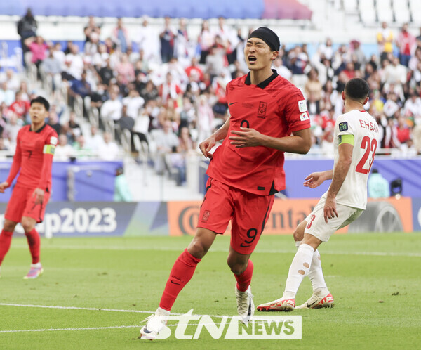 20일(현지시각) 카타르 도하 알투마마 스타디움에서 열린 아시아축구연맹(AFC) 2023 카타르 아시안컵 E조 조별예선 2차전 요르단과 대한민국의 경기, 전반 조규성이 슈팅한 뒤에 아쉬워하고 있다. 사진┃뉴시스