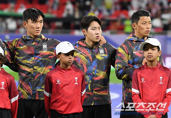 6일(현지시간) 카타르 알라이얀 아흐마드 빈 알리 스타디움에서 열린 2023 아시아축구연맹(AFC) 카타르 아시안컵 4강전 대한민국과 요르단의 경기. 황인범, 이강인, 황희찬이 애국가를 제창하고 있다. 알라이얀(카타르)=박재만 기자 pjm@sportschosun.com/2023.02.06/