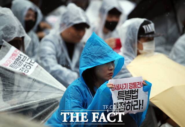 전세사기 피해자도 서울형 긴급복지 지원을 받을 수 있게 된다. 지난해 12월 14일 오후 서울 종로구 보신각 앞에서 열린 '전국 전세사기·깡통전세 피해자 집중 집회'에서 피해자들이 손팻말을 들고 있다. /뉴시스