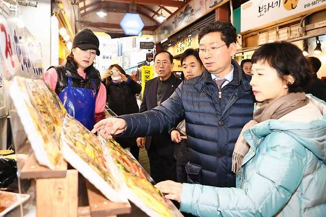 6일 용인시 김량장동 소재 용인중앙시장을 방문한 이상일 용인시장(오른쪽 두번째)이 부인과 함께 명절 음식을 구매하고 있다. [사진제공=용인시]