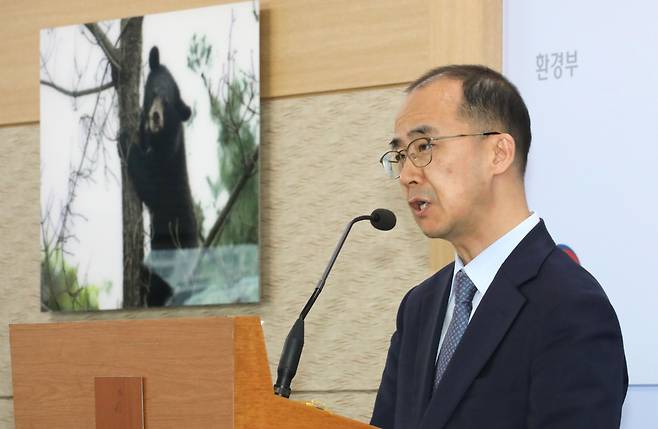 환경부 황계영 환경보건국장이 6일 정부세종청사에서 '어린이 환경보건 관리 대책'을 설명하고 있다. /연합뉴스