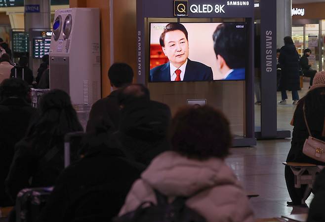 7일 오후 서울역 대합실에서 시민들이 KBS를 통해 녹화 방송되고 있는 윤석열 대통령의 특별 대담을 시청하고 있다. /연합뉴스