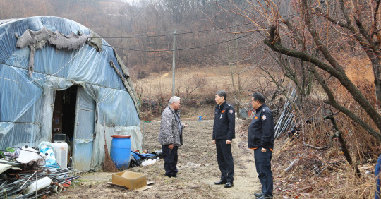 금산소방서는 겨울철 화재 안전관리 강화를 위해 주거용 비닐하우스를 대상으로 지도단속을 실시하고 있다. 사진=금산소방서 제공