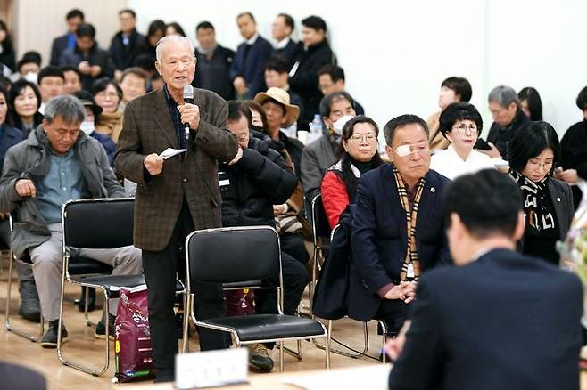 정명근 화성시장이 시민의 의견을 들으며 메모하고 있다. ⓒ화성시 제공