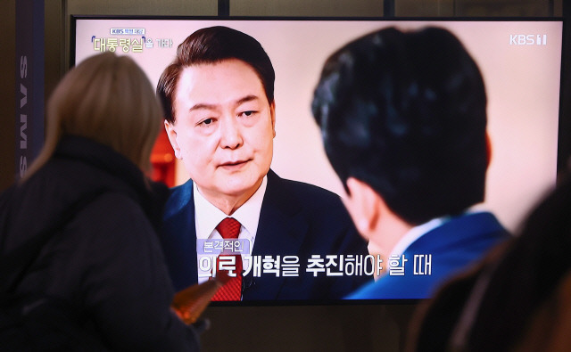 7일 오후 서울역 대합실에서 시민들이 KBS를 통해 녹화 방송되고 있는 윤석열 대통령의 특별 대담을 시청하고 있다. 연합뉴스