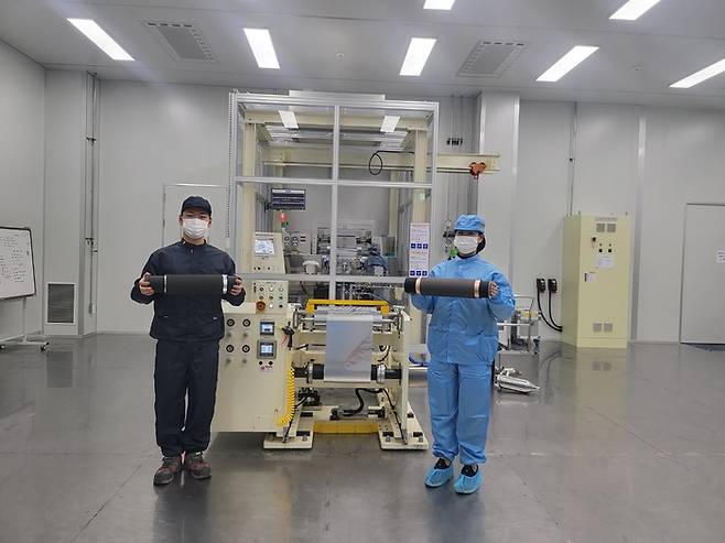 제이알에너지솔루션 공장에서 임직원들이 완성된 전극을 들어보이고 있다. (제이알에너지솔루션 제공)