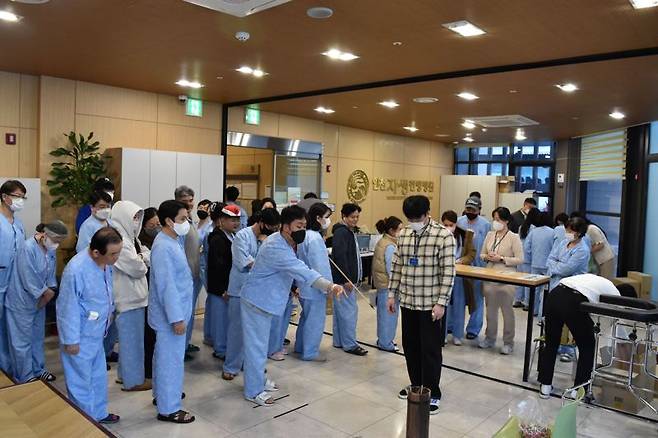 인천자생한방병원 입원 환자들이 지난 6일 명절 이벤트에서 투호통에 화살을 던지며 투호를 즐기고 있다. 인천자생한방병원 제공