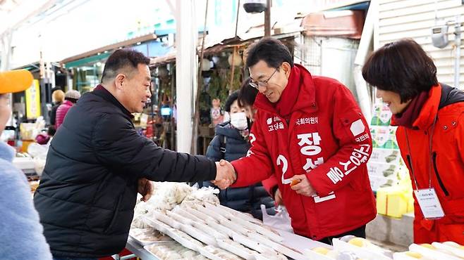 7일 능곡전통시장을 찾은 장석환 국민의힘 고양을 예비후보가 상인과 인사를 나누고 있다. /장석환 예비후보 제공