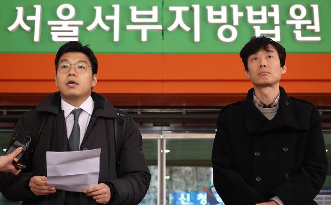 정병민 변호사(왼쪽)와 류한승 공공운수노조 서울지역 연세대 조직부장이 6일 오후 서울 마포구 서울서부지방법원 앞에서 학내 집회로 수업권이 침해됐다며 학생에게 소송을 당한 연세대 청소노동자들이 민사에서 승소한 뒤 입장을 밝히고 있다. 김정효 기자