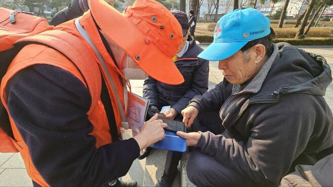 디지털 안내사로 일하는 이인향씨가 서울 종로구 탑골공원에서 스마트폰 사용법을 가르쳐주고 있다. 박다해 기자