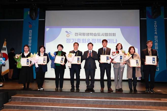 구로구가 평생학습도시 좋은정책상을 수상했다.(오른쪽에서 두번째_평생교육팀 이혜경팀장)