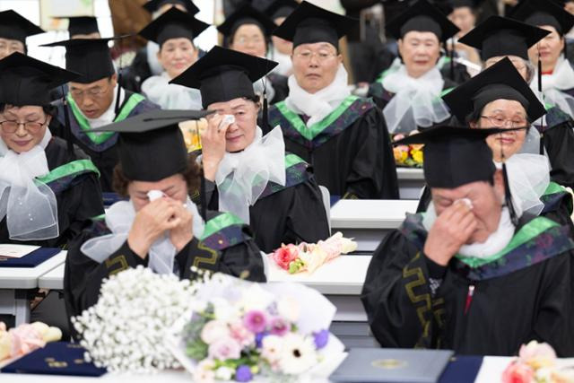 서울 영등포구 영등포늘푸름학교에서 2023학년도 졸업식이 열린 7일 한 만학도 졸업생의 손자가 깜짝 편지를 낭독하자 졸업생과 동료들이 눈물을 흘리고 있다. 이한호 기자