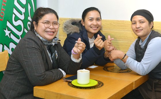 서지현씨(왼쪽)가 지난 7일 충북 청주시에 있는 한 카페에서 이주여성들과 대화하고 있다. 프리랜서 김성태
