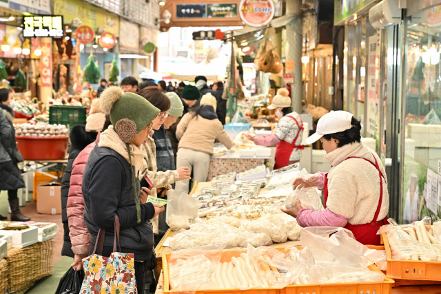 ▲ 정선아리랑시장이 설 명절을 앞둔 7일, 5일장과 겹치면서 성수품을 구입하려는 지역주민과 관광객들로 붐비고 있다. 유주현