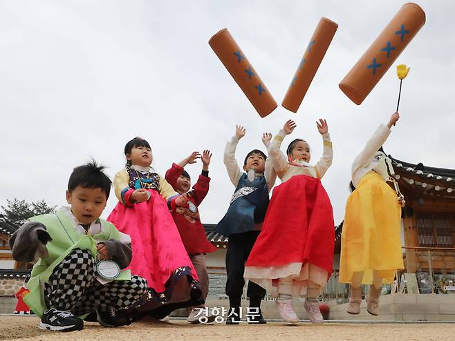 설 명절를 사흘 앞둔 7일 서울 강남구 못골한옥어린이도서관에서 열린 서당에서 만나는 설날 전통놀이 행사에서 어린이들이 윷놀이를 하고 있다. 2024.02.07 한수빈 기자