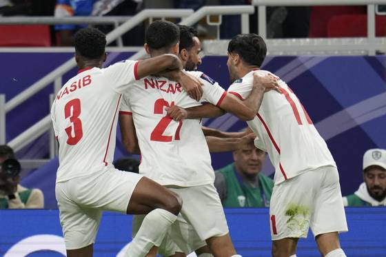 Jordan's Yazan Alnaimat, right, celebrates after scoring his side's opening goal. [AP/YONHAP]