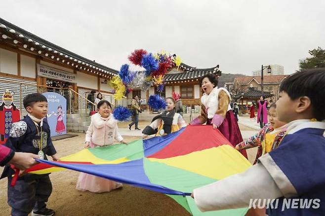 7일 오전 서울 강남구 못골한옥어린이도서관에서 열린 ‘서당에서 만나는 설날’ 어린이 예절 학교 행사에 참석한 어린이들이 단체 제기차기를 하고 있다.