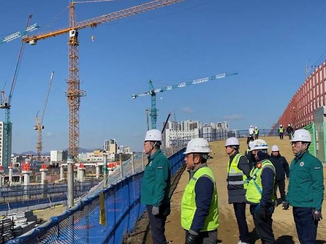 김병환 대구시 건축과장과 건축시공기술사 등 합동점검반이 건설현장을 살펴보고 있다. (대구시 제공)