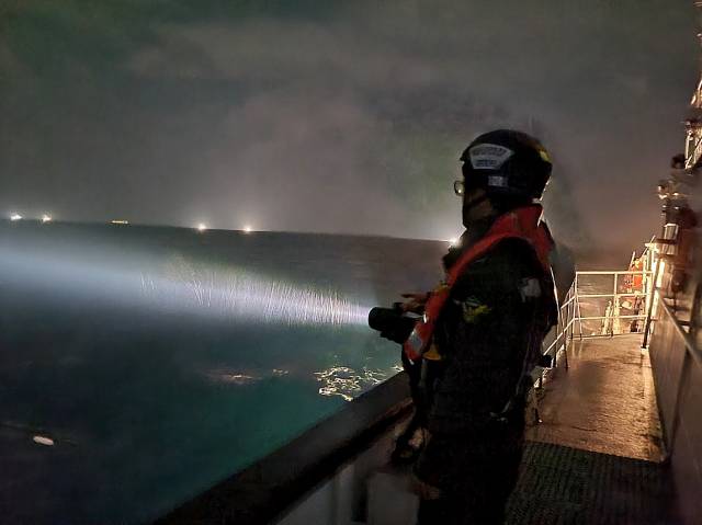 지난달 27일 서귀포 해상에서 침몰된 어선 선장이 사고 11일 만인 7일 섶섬 인근에서 발견됐다. 사진은 해경이 실종자를 찾기 위해 야간 수색을 벌이는 모습. 서귀포해양경찰서 제공