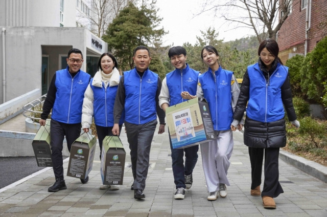 지난 6일 윤진상 파라다이스 호텔 부산 총지배인(왼쪽에서 세 번째)와 파라다이스 임직원 봉사단이 ‘효(孝)드림’ 봉사활동의 일환으로 부산 해운대구에 거주하는 어르신들에게 명절 선물을 전달하기 위해 이동하고 있다.