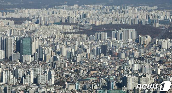 (서울=뉴스1) 장수영 기자 = 서울 송파구 롯데월드타워 전망대에서 바라본 아파트 단지의 모습. 2023.11.30/뉴스1  Copyright (C) 뉴스1. All rights reserved. 무단 전재 및 재배포,  AI학습 이용 금지.