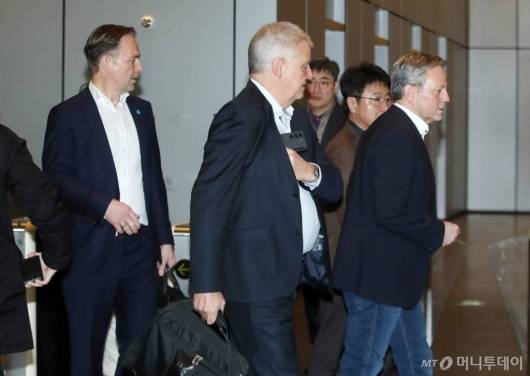 마이클 마우져 하만 CEO(왼쪽에서 2번째)와 크리스찬 소봇카 하만 오토모티브 사업부장(가장 왼쪽)이 7일 오전 삼성전자 서초사옥에서 바라 GM 회장과 전장사업 협력 확대 방안 등을 논의한 후 이동하고 있다. /사진=김휘선기자