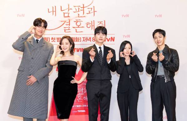 배우 박민영이 화제성 조사에서 5주 연속 1위를 차지했다. 사진은 지난 1일 온라인 생중계로 진행된 tvN 새 월화드라마 '내 남편과 결혼해줘' 제작발표회에서 포즈를 취하고 있는 배우 나인우(왼쪽부터), 박민영, 이이경, 송하윤, 이기광. /사진= tvN 제공