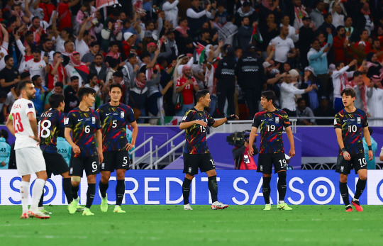 한국 선수들이 7일 오전(한국시간) 카타르 알라이얀의 아흐마드 빈 알리 스타디움에서 열린 AFC 아시안컵 4강전에서 후반 8분 선제 실점한 후 아쉬움을 토로하고 있다. 뉴시스