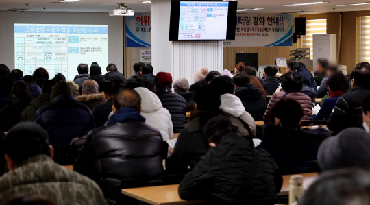 지난 1월 서울 마포구 서울서부고용복지플러스센터를 찾은 구직자들이 실업급여 수급 자격 등과 관련한 설명을 듣고 있다. 연합뉴스