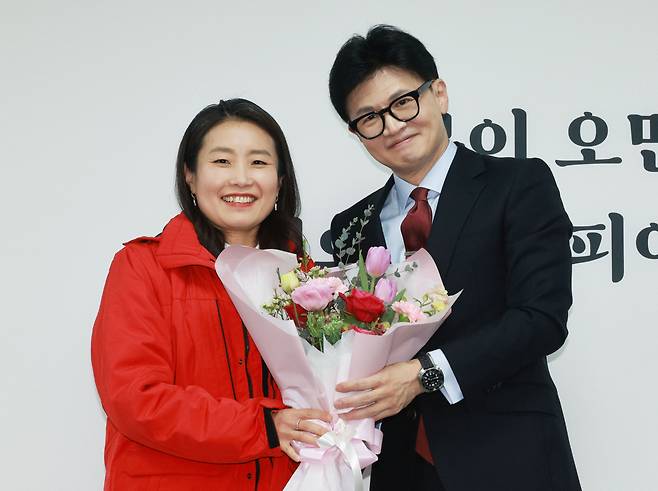 국민의힘 한동훈 비상대책위원장이 7일 오후 서울 여의도 국민의힘 중앙당사에서 열린 국민인재 영입 환영식에서 김소희 기후변화센터 사무총장과 기념촬영을 하고 있다. [연합]