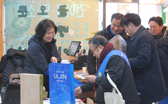 김외철 관장이 설명절을 앞두고 울진지역 전통시장 활성화를 위해 죽변 수산시장에서 장보기’를 하고 있다(해양과학관 제공)