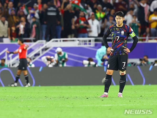 [알라이얀(카타르)=뉴시스] 김근수 기자 = 대한민국 축구 국가대표팀 손흥민이 6일(현지시간) 카타르 알라이얀 아흐메드 빈 알리 스타디움에서 열린 2023 아시아축구연맹(AFC) 카타르 아시안컵 4강전 요르단 대 대한민국의 경기 후반, 요르단 알타마리에게 추가골을 내주자 아쉬워하고 있다. 2024.02.07. ks@newsis.com