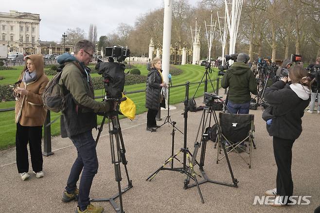 [런던=AP/뉴시스] 6일(현지시각) 영국 런던의 버킹엄궁 밖에서 방송 취재진이 찰스 3세 국왕의 건강에 관해 보도하고 있다. 영국 왕실은 찰스 3세 국왕이 지난주 전립선 비대증 치료 중 암이 발견돼 치료를 시작했다고 밝혔으나 어떤 종류의 암인지는 밝히지 않았다. 찰스 3세는 공개 활동을 잠시 중단하고 거처인 클래런스 하우스에서 통원 치료할 것으로 알려졌다. 2024.02.06.
