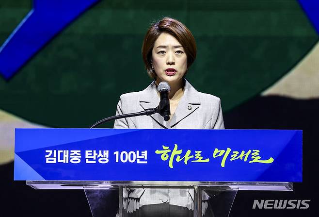 [고양=뉴시스] 정병혁 기자 = 고민정 더불어민주당 의원이 6일 경기 고양시 킨텍스에서 열린 김대중 탄생 100주년 기념식 '하나로 미래로'에서 이재명 당대표의 축사를 대독 하고 있다. 2024.01.06. jhope@newsis.com