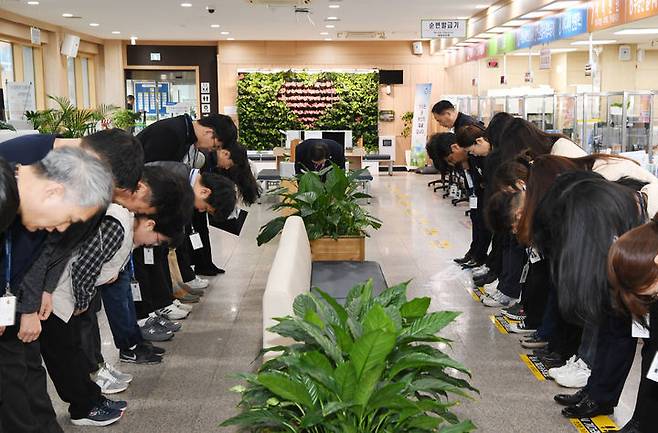 [창녕=뉴시스] 성낙인 창녕군수와 직원들이 친절행정 다짐데이 행사를 하고 있다. (사진=창녕군 제공) 2024.02.07. photo@newsis.com *재판매 및 DB 금지