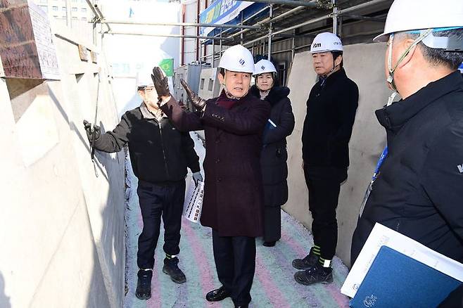 [진주=뉴시스]진주시 동부시립도서관 건립 공사 현장 점검.(사진=진주시 제공).2024.02.07.photo@newsis.com *재판매 및 DB 금지