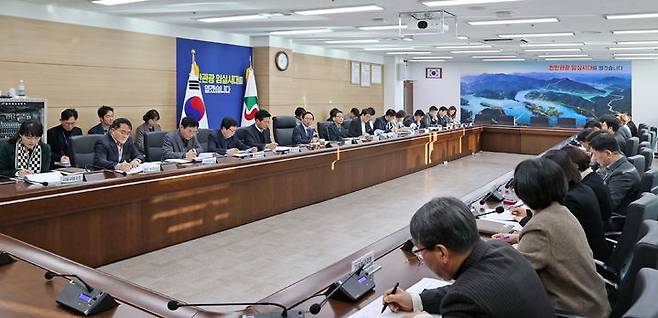 7일 임실군청에서 심민 군수(좌측 왼쪽 여섯번째) 주재로 '설 명절 민생안정 종합대책' 추진을 위한 회의가 진행되고 있다. *재판매 및 DB 금지