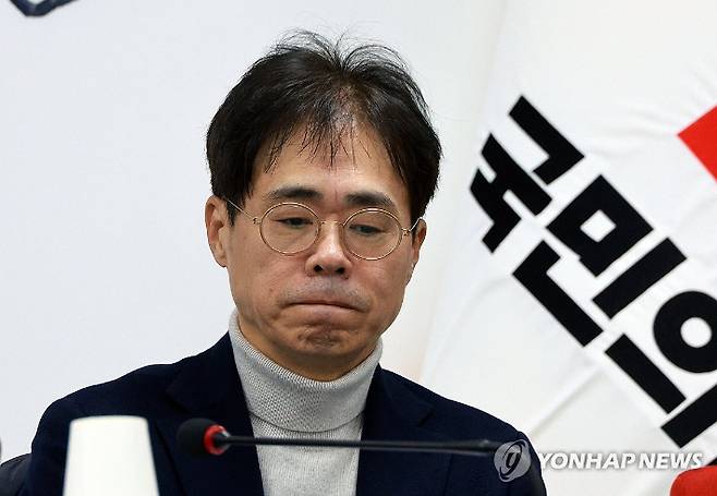 (서울=연합뉴스) 한종찬 기자 = 국민의힘 김경율 비상대책위원이 5일 오전 서울 여의도 국민의힘 당사에서 열린 국민의힘 비상대책위원회의에서 생각에 잠겨있다. 2024.2.5 saba@yna.co.kr 연합뉴스