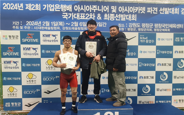 ▲(사진 왼쪽부터) 손상현 선수(자유형 61kg), 김진명 선수(자유형 92kg), 박광선 감독ⓒ포항시 체육회