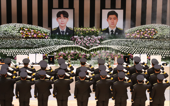 경북 문경 육가공 공장 화재 현장에서 순직한 故 김수광 소방장과 故 박수훈 소방교의 영결식이 3일 오전 경북도청 동락관에서 엄수됐다. 동료 소방관들이 순직 소방관을 향해 마지막 경례를 하고 있다. 2024.2.3 뉴스1