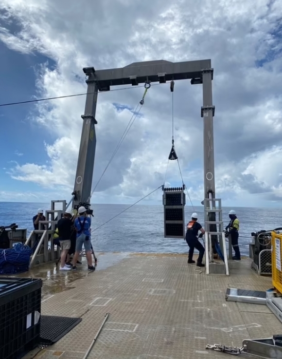 아비 로브 박사는 지난해 6월부터 ‘실버 스타호’라는 탐사선(사진)과 함께 탐사팀을 꾸린 뒤 운석의 흔적을 찾기 위해 남태평양 탐사를 시작했다