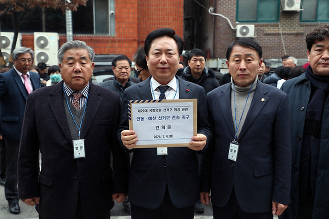 권기창 안동시장(가운데)이 중앙선관위 국회의원선거구획정위원회에 안동예천 선거구 존속 촉구 건의문을 제출하고 있다. ⓒ안동시 제공