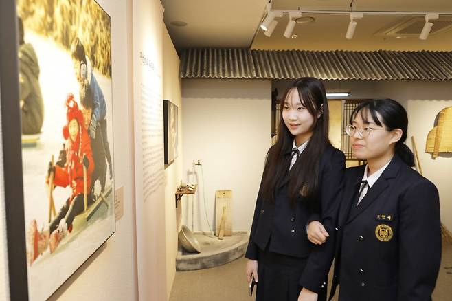 ‘원주 하나님의 교회’에서 열리는 ‘진심, 아버지를 읽다’展에서 ‘썰매’ 작품을 관람 중인 학생들