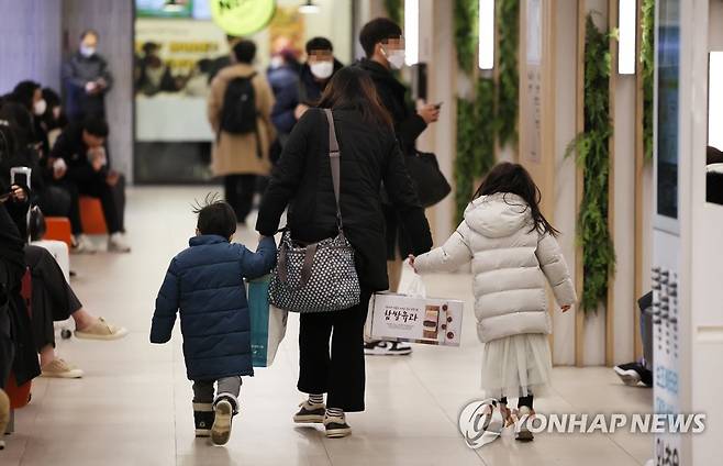 엄마 손 꼭잡고 (서울=연합뉴스) 최재구 기자 = 설 연휴를 하루 앞둔 20일 서울 서초구 고속버스터미널에서 엄마손을 꼭 잡은 아이들이 승차장으로 이동하고 있다. 2023.1.20 jjaeck9@yna.co.kr