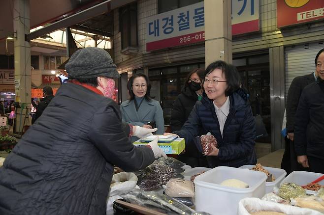 7일 충북 청주시 육거리종합시장에서 오유경 식품의약품안전처장이 상품을 구매하고 있다. [식품의약품안전처 제공]