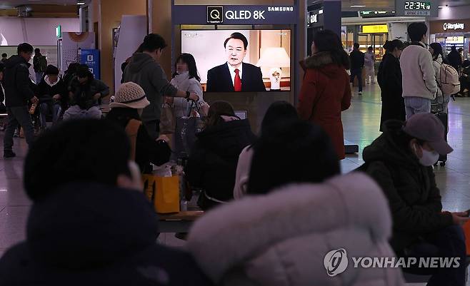 서울역 TV 방영되는 대통령 특별 대담 (서울=연합뉴스) 류영석 기자 = 7일 오후 서울역 대합실에서 시민들이 KBS를 통해 녹화 방송되고 있는 윤석열 대통령의 특별 대담을 시청하고 있다. 2024.2.7 ondol@yna.co.kr